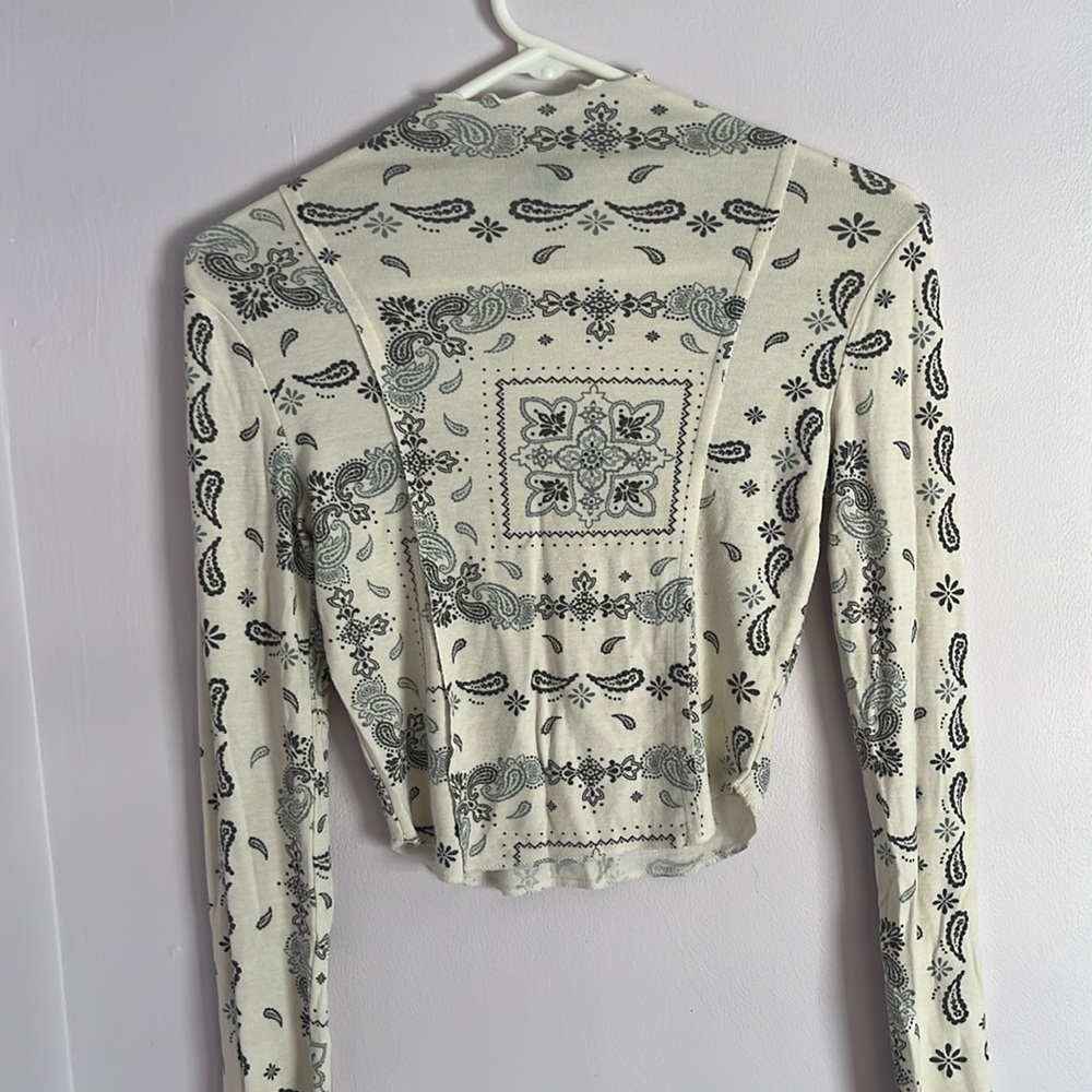 BANDANNA PATTERNED CROPPED LONG SLEEVE